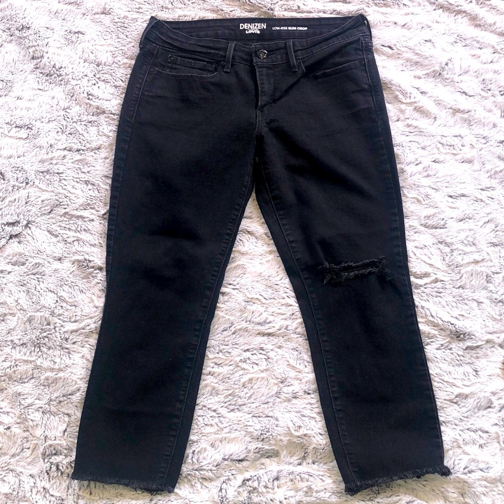 Levi’s black low-rise slim crop